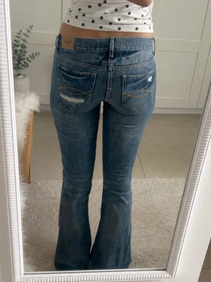 Blå bootcut Abercrombie & Fitch jeans  - Jättesnygga Abercrombie & Fitch jeans. Älskar dem men är tyvärr lite thighta på mig. Har aldrig använd dem och person innan mig kan inte ha använt de myvrkt heller då dem är i bra skick. Midjemått: 38.    Innerbenslängden: 85.   Dem är ganska lågmidjade så tänk på det när ni mäter midjan. Jag är 174 