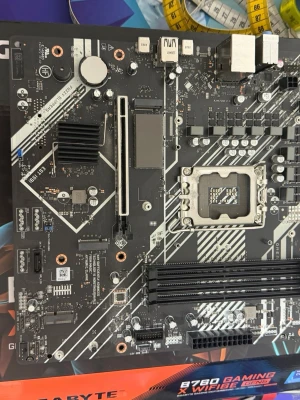 Svart moderkort Micro atx till intel från omen  - Säljer ett svart ATX-moderkort med vit-silver detaljer och sockel för Intel LGA1200. Moderkortet har fyra RAM-platser, PCIe x16, M.2-plats och flera SATA-portar. Perfekt för gamingbygge eller uppgradering av dator. Snygg design med tydliga linjer.