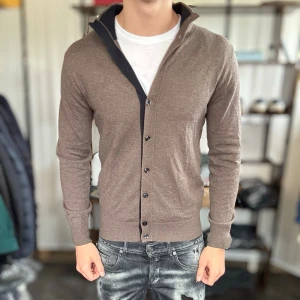 Cardigan - Mycket fint skick, avklippt skötsellapp som syns på sista bilden men annars perfekt skick🤩. Modellen är 185 cm, 75 kg. Alltid billigare pris vid köp av flera byt varor‼️🙌Svarar alltid på frågor eller funderingar! 
