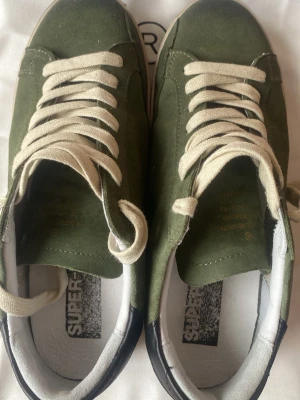 Riksfeta Golden Goose Superstars med Kvitto - 💚KVITTO FINNS! 💚Superfina, varit med litegrann men inget som syns på skicket. Bara sulan som e lite meh. Är egentligen sk8 skor, men har inte använd dem till det. Fraktar samma dag. Vill du se kvittot så fråga bara i DM. Skickas med i paketet