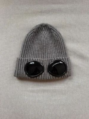 Cp company mössa  - Perfekt skick! Ny pris runt 800-1000 kr säljer för jag har haft den ett tag liggandes och vill bara bli av med den. 