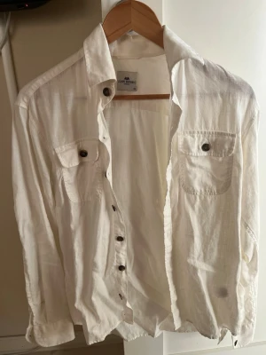 Overshirt John Henric  - Overshirt från John Henric i linne har en pytteliten fläck vid ena armen 
