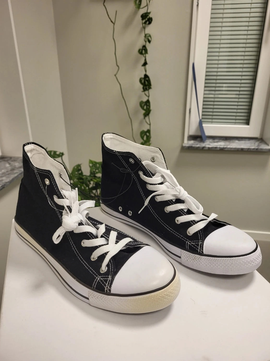 Svarta high top sneakers med vita detaljer 44 - 1