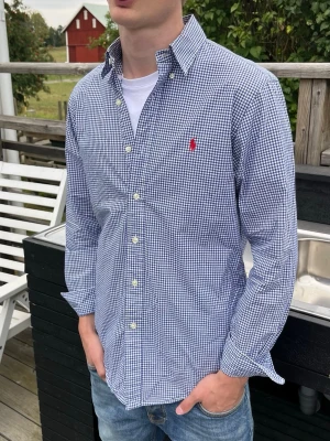Ralph lauren rutig skjorta - Nyskick Trendig Blå-vit rutig Storlek S, M funkar också Modellen är 180cm 66kg