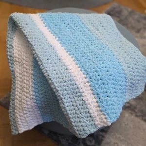 Virkad bebyfilt - Fin virkad babyfilt i storlek 100 × 80 cm . Perfekt till barnvagnen, spjälsängen eller som en mysig filt för barnet. 