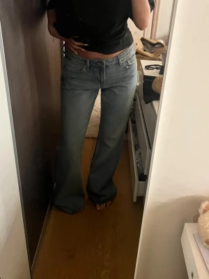 bootcut jeans - Super snygga baggy bootcut jeans från Gina jeans. Dom är långa på mig som är 171. Helt nya använts en gång. Dom är midwaist 🥰