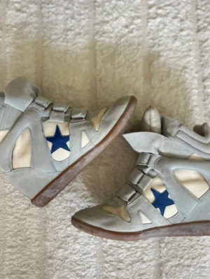 Unika Isabel marant sneakers - Säljer dessa supersnygga Isabel Marant skor som är unika med en stjärna, tror inte just dessa säljs längre ❣️ De är bra skick men har en liten fläck som man ser på första bilden, dock tänker man inte på den alls! De passar mig som är storlek 40 🩷🩷 