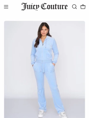 Juicy couture set - Ljusblått sett, storlek M. Är 156 så byxorna är uppsydda och passar lite kortare tjejer! Använd max 4 gånger köpt i november 