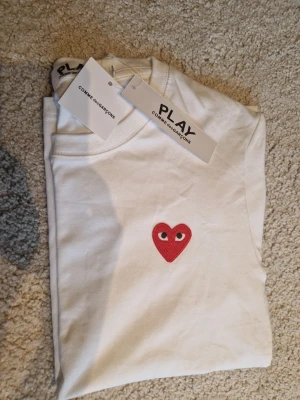 Comme des Garçons T-shirt - Cdg t-shirt i storlek XS. Aldrig använd med prislapp kvar