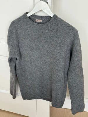 Stenströms crewneck stickad merinoull  - Denna tjockstickade rundhalsade tröja är tillverkad av merinoull och har ribbstickade detaljer vid krage, ärm- och plaggslut. Säljes då den ej kommer till användning. Tröjan är använd fåtal gånger och är mycket gott skick utan tecken på slitage i form av hål eller dylikt. Nypris 1699 kr. 
