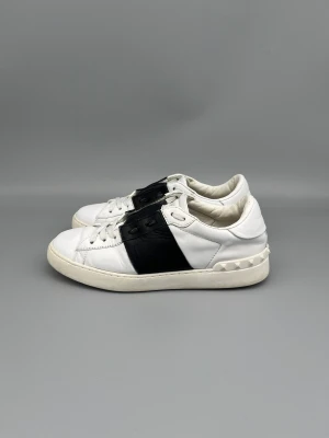 Valentino Open Sneaker Black | 39 - Svarta Valentino-sneakers i gott skick. Storlek 39, men modellen är stor i storleken och har ommålad vit läderdetalj.