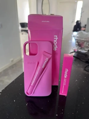 Rhode skal + lipgloss - Färg: shortcake, passar iphone 13/14/15 helt nytt &oanvänt! 