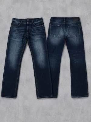 Mörkblå raka jeans med tvättad look - Snygga mörkblå jeans med raka ben och klassisk femficksmodell. Jeansen har en tvättad finish med ljusare partier framtill och baktill för en cool, avslappnad stil. Tillverkade i denim med normal midja och knappgylf. W33/L34