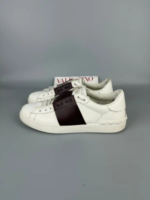 Valentino Open Sneaker Burgundy | 43 - Valentino sneakers i burgundy, mycket fint skick. Dustbag ingår.