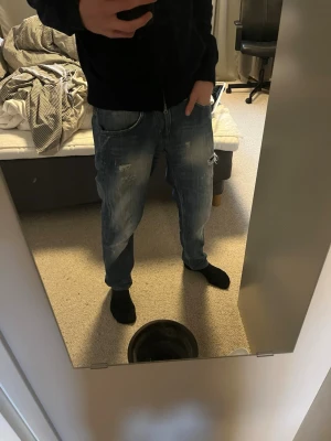 Crocker jeans - Säljer dessa feta jeans från crocker med skön tvätt och slitningar. Jeansen är i storlek 27/32 men sitter mer som 27/30. Inga defekter på jeansen och killen på bilden är 179. Priset är ej hugget i sten och det är bara höra av dig vid frågor!
