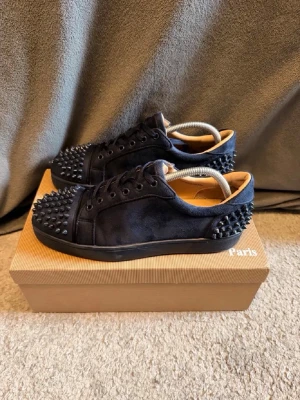 Marinblå louboutin skor - Ett par blåa loubs. Storlek 41 men passar 41.5. låda och dustbag medföljer