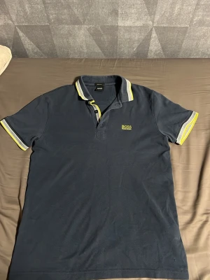 Hugo Boss pike - Jävligt sexig och fräsch Hugo Boss piké som inte längre tillverkas. 