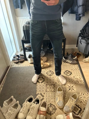  Jack N Jones Glenn  - Säljer ett par mörkblå slim jeans från jack n Jones, riktigt snygga och unika 