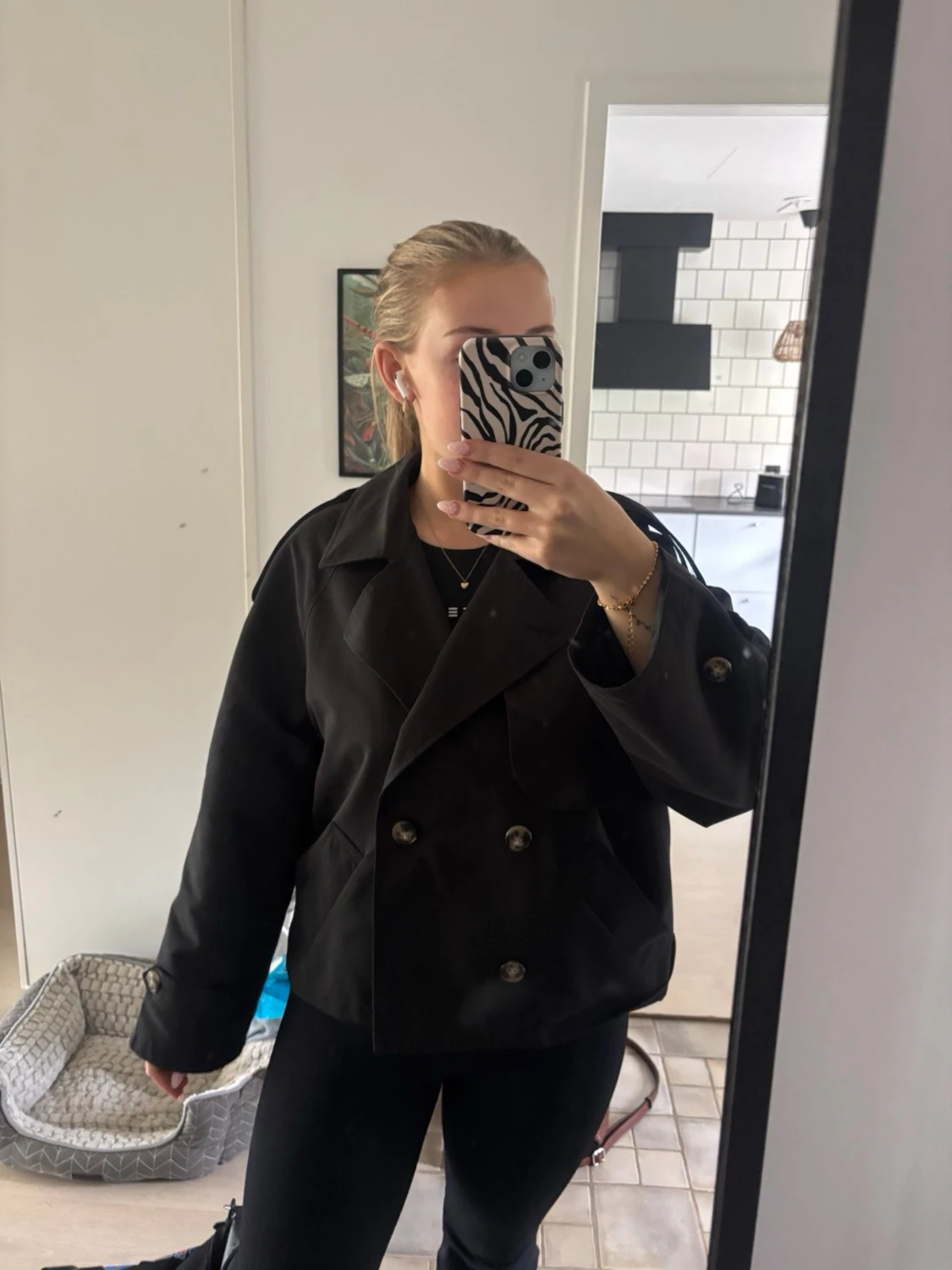 Svart trenchcoat med dubbelknäppning - 1