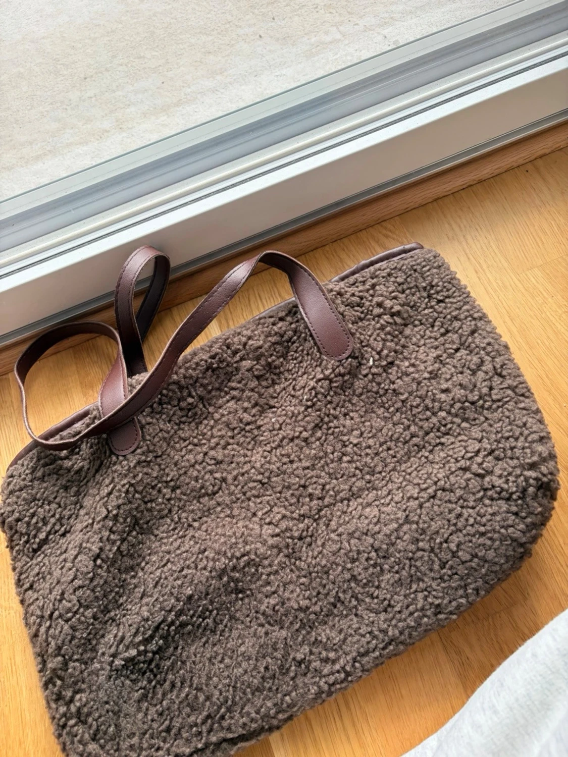 Brun teddy handväska med läderdetaljer - 2