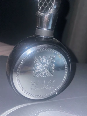 Lattafa fakhar - Säljer Lattafa fakhar då den inte kommer till användning, den luktar precis som ysl y edp, väldigt fräsch🍏cirka 50% kvar skulle jag säga