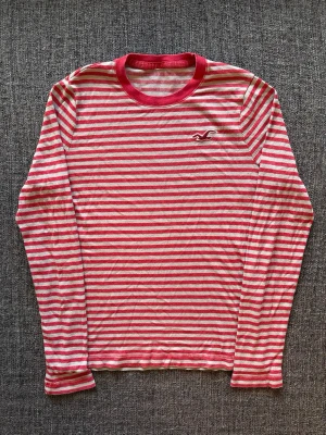 Hollister longsleeve ~ sällsynt  - Säljer nu denna sjukt snygga Hollister longsleeven | st M ~ 175–185cm | passar perfekt nu till kyligare dagar! Modellen produceras inte längre och är därav väldigt sällsynt. Kan även gå ner lite i pris vid snabb affär🍁🫶