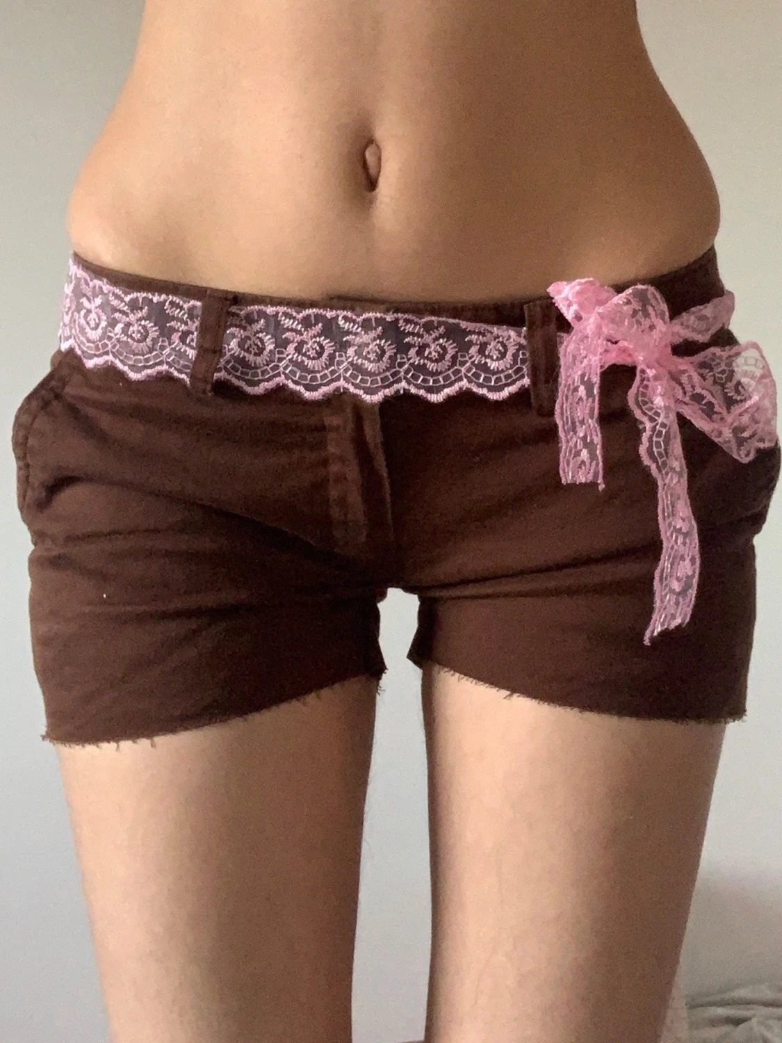 Bruna shorts med rosa spetsband
