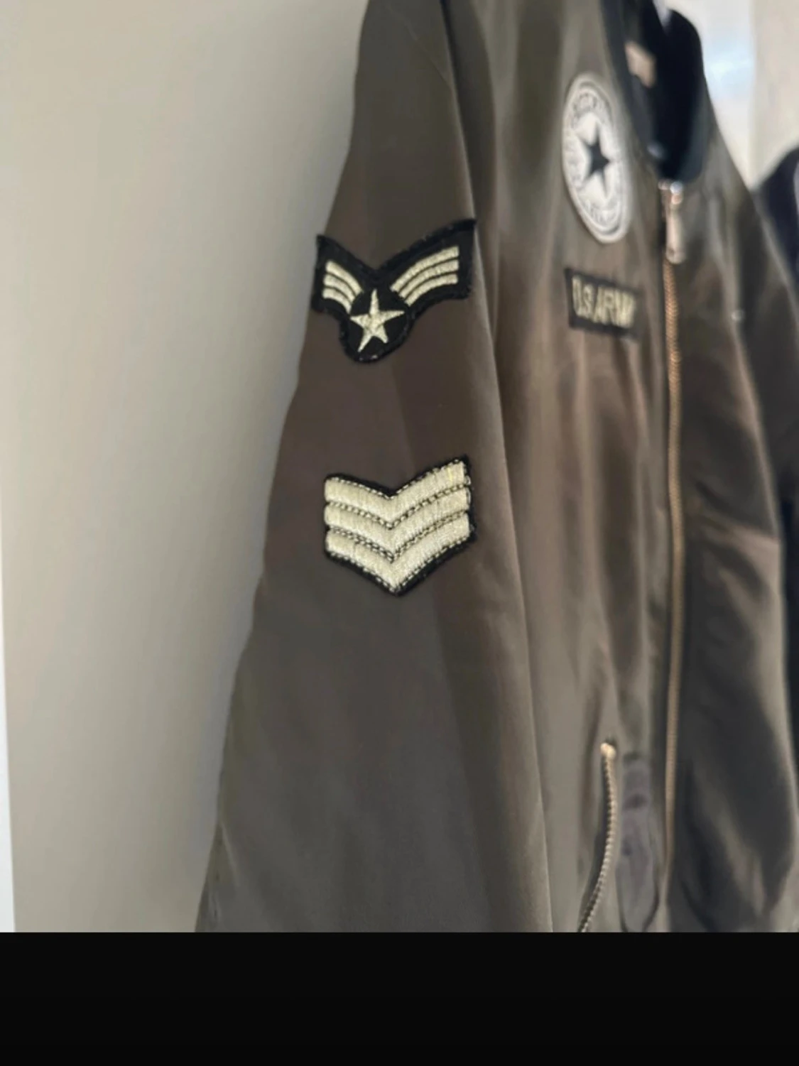 Olivgrön bomberjacka med patches - 2