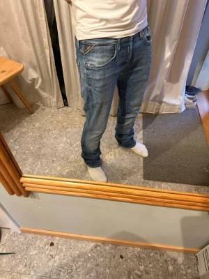 Blåa Replay Jeans | 32 - Sjukt snygga ljusblå jeans från Replay med snygga slitningar | Skick: Mycket bra | Strl: W32 L32 | Modellen är 175 cm och väger 65 kg | Hör av dig vid funderingar ⁉️