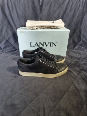 Lanvin - Lanvin Cap Toe sneakers | Storlek: Uk 8 fits 42-43 | Skick: 7/10 | Skorna är lite creasade | Tillkommer: 1 dustbag | Färg: svarta | Nypris: 4999kr | Vårt pris: 1399kr | Bara att skriva om du har några funderingar! | Välj helst Bring som leveransmetod, eftersom jag bor bredvid en Bring box! Då går leveransen 100 % snabbare, Instabox funkar också!