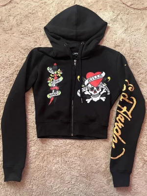 Ed Hardy tröja - Säljer svart ed Hardy tröja med tryck i storlek M, dock är storleken lite mer som S! Aldrig använt!!😍 Djur i hem!!