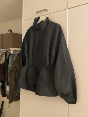 inched waist sport jacket - Helt ny, man kan spänna åt den i midjan om man vill. Kostar 599:95 på Gina Tricot