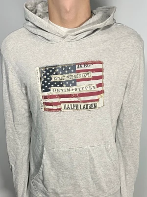 Ralph Lauren Denim & Supply hoodie - 👕 Plagg: hoodie                                                           📏 Storlek: M                                                               🏷️ Märke/Modell: Ralph Lauren                                                      ✨ Skick: Fint skick                                                         💬 Vid frågor är det bara att skriva!                                                                                          🛍️ Gramenti