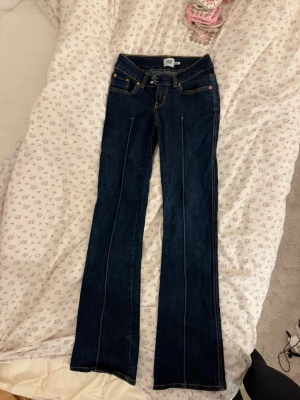 lowwaist bootcut jeans - jättefina lowwaist mörkblå jeans från lager 157!! passar perfekt på mig som är 165🫶🏻