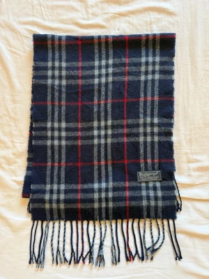 Burberry scarf  - En stilren burberry scarf nästan oanvänd riktigt fint skick. Givetvis äkta. Pris kan Apsolut diskuteras