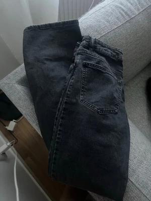 Svarta raka jeans från Gina Tricot  - Säljer ett par svarta raka jeans i storlek 36.  Grå/svarta