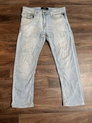 Ljusblå jeans från Replay - Snygga ljusblå jeans från Replay med raka ben och klassisk femficksmodell. Jeansen har en diskret tvättad look och patch med Replay-logga bak i midjan. Perfekta för en avslappnad stil och tillverkade i mjukt denimtyg.