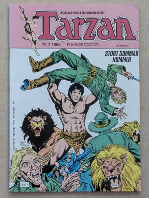 Tarzan Nr 7 1986 Stort Sommarnummer - Serietidning med Tarzan på omslaget, där han slåss mot fiender och lejon. Omslaget har en mix av rosa, vitt och grönt med klassisk tecknad stil. Tidningen är tryckt på papper och har tydliga äventyrsteman. Perfekt för dig som gillar klassiska serier och action.