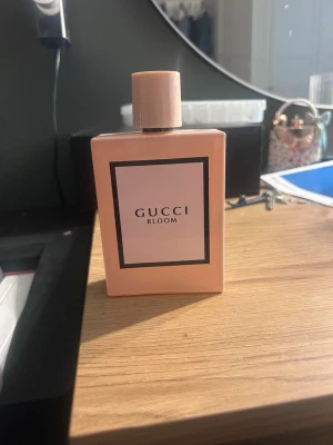 Gucci Bloom parfym 100 ml - Knappast använt den ! Så nästan helt ny, förpackning är tyvärr ej kvar ( äkta såklart ) nypris 1,200 pris kan absolut diskuteras 