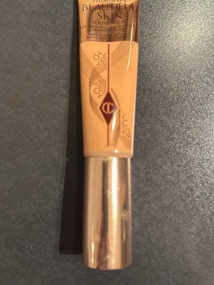 Charlotte Tilbury Beautiful Skin Foundation - Charlotte Tilbury Beautiful Skin Foundation i nyansen 6 Cool. Kommer i en smidig tub med guldigt lock och elegant design. Foundationen har en ljus till medium kall ton och ger ett naturligt resultat. Perfekt för dig som vill ha en fräsch och jämn bas. Delvis använd, ca 2/3 kvar.