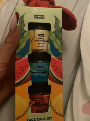 Sence Face Care Kit masker - Snyggt Face Care Kit från Sence med tre olika ansiktsmasker: Face Cream Mask Pineapple, Face Sleeping Mask Seaweed och Face Gel Peel Off Mask Watermelon. Färgglada förpackningar med fruktmotiv. Perfekt för dig som vill testa olika masker i smidiga burkar.