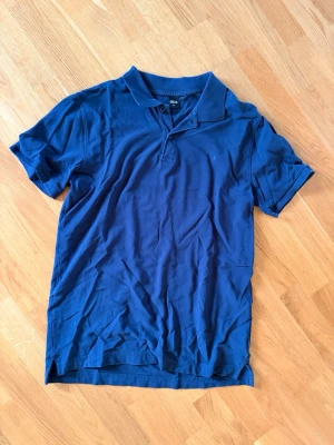 Pikétröja  - Säljer en pikétröja från Ellos i storlek M. Sitter mer som en slim fit. Säljer då jag vuxit ur den. 