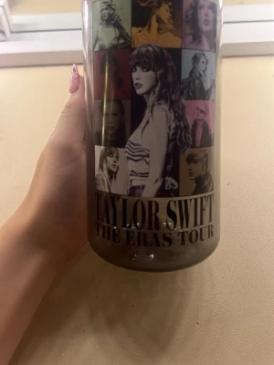 Taylor Swift The Eras Tour vattenflaska - Säljer en genomskinlig vattenflaska med svart lock och tryck från Taylor Swift The Eras Tour. Köpt vi hennes officiella merch tält från konserten i Stockholm