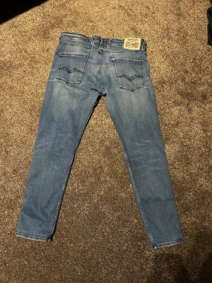 Replay jeans anbass - Ett par stiliga replay anbass i en stilren ljusblå tvätt, knappt använda men fortfarande i stilrent skick. Pris diskuterbart vid snabb affär. W34