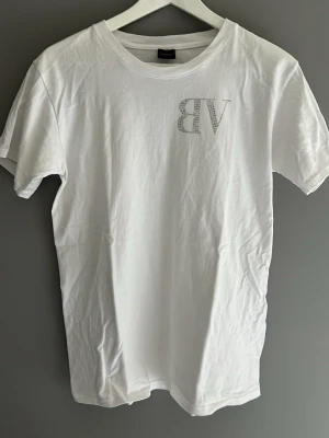 Bvaldi t shirt. Need money for Porsche.  - T shirt från bvalid storlek S med trycket need money för Porsche på ryggen. 