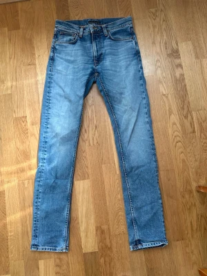 Nudie jeans - Tja! Säljer dessa feta nudie jeans i storlek 29/32. Skick 9/10 mycket bra. Modell: Lean Dean, sitter slim på mig är ca 180, 70kg. PM vid frågor eller funderingar. /TA