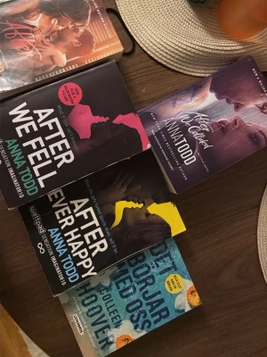 After-serien & Det börjar med oss - Säljer fem populära ungdomsromaner: fyra böcker ur After-serien av Anna Todd och boken 'Det börjar med oss' av Colleen Hoover. Omslagen har starka färger och romantiska motiv. Perfekt för dig som gillar kärlek, drama och känslostormar.