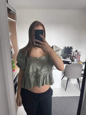 Topp - Säljer denna topp från monki. Prislapp kvar.
