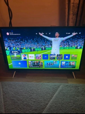 Svart platt TV med metallben - Säljer en svart platt TV med tunna ramar och stilrena metallben. Skärmen har en modern design och passar perfekt för gaming eller streaming. TV:n har HDMI-ingångar och tydlig bild, perfekt för att koppla till konsol eller dator.