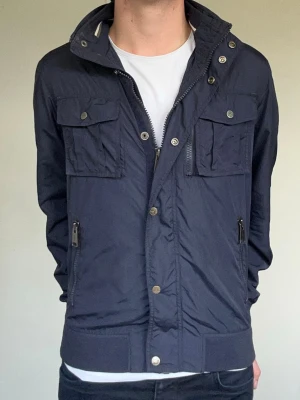 J Lindeberg fieldjacket  - Hej! Säljer en j Lindeberg field jacket i fint skick! Storlek S! Jag på bilden är 175cm lång. Hör av dig vid frågor eller funderingar!